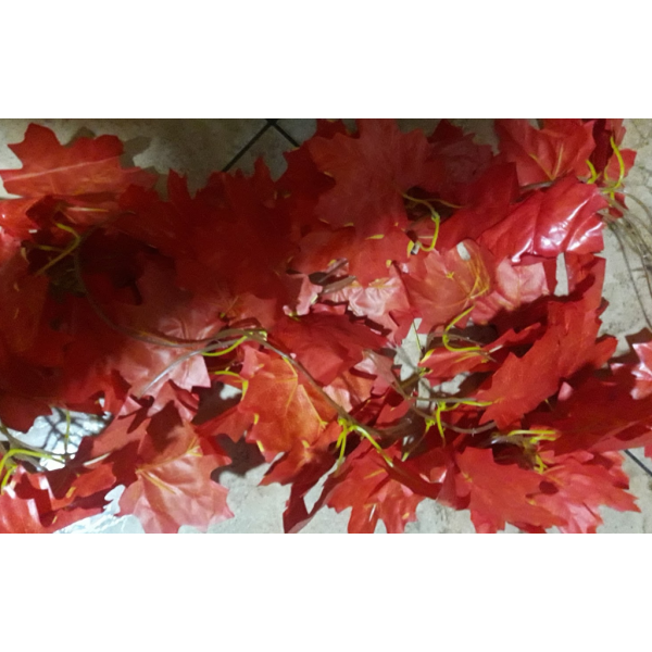 Ghirlanda artificiala cu frunze rosii